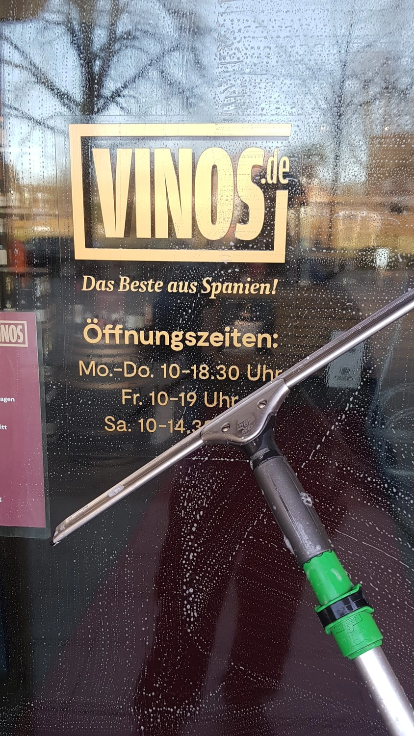 Reinigung von Schaufenstern und Reklamekästen