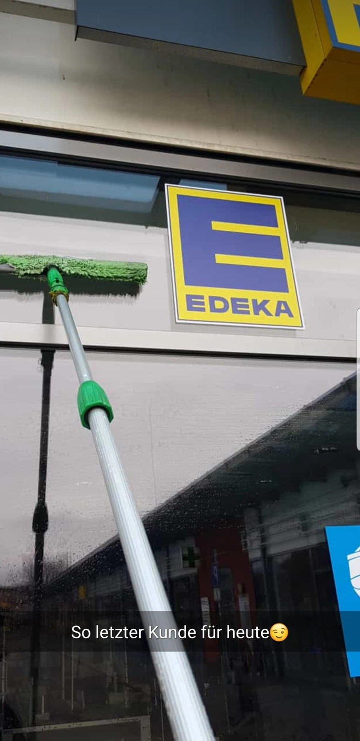 Reinigung von Schaufenstern und Reklamekästen
